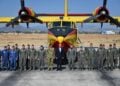 Ο Νίκος Δένδιας (κέντρο) με ιπτάμενο και τεχνικό προσωπικό στην αεροπορική βάση της Ελευσίνας (φωτ.: Γραφείο Τύπου Υπουργείου Εθνικής Άμυνας)