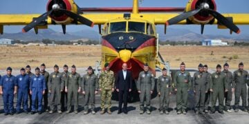 Ο Νίκος Δένδιας (κέντρο) με ιπτάμενο και τεχνικό προσωπικό στην αεροπορική βάση της Ελευσίνας (φωτ.: Γραφείο Τύπου Υπουργείου Εθνικής Άμυνας)