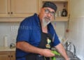 O Φιλίστωρ Δεστεμπασίδης μαγειρεύοντας για το pontosnews.gr (φωτ.: Βασίλης Καρυοφυλλίδης)