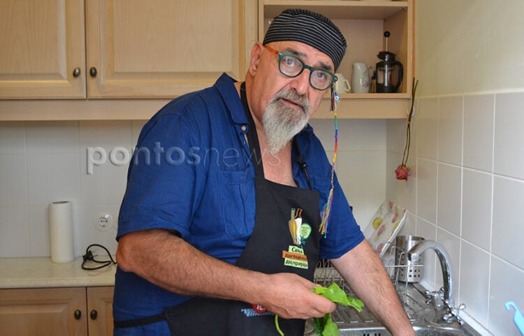 O Φιλίστωρ Δεστεμπασίδης μαγειρεύοντας για το pontosnews.gr (φωτ.: Βασίλης Καρυοφυλλίδης)
