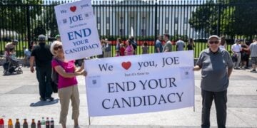 Διαδηλωτές έξω από τον Λευκό Οίκο στην Ουάσινγκτον κρατούν πανό που αναγράφει «Σε αγαπάμε Τζο, αλλά είναι ώρα να αποσύρεις την υποψηφιότητά σου» (φωτ.: EPA/Shawn Thew)