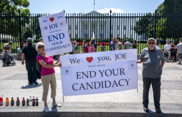 Διαδηλωτές έξω από τον Λευκό Οίκο στην Ουάσινγκτον κρατούν πανό που αναγράφει «Σε αγαπάμε Τζο, αλλά είναι ώρα να αποσύρεις την υποψηφιότητά σου» (φωτ.: EPA/Shawn Thew)