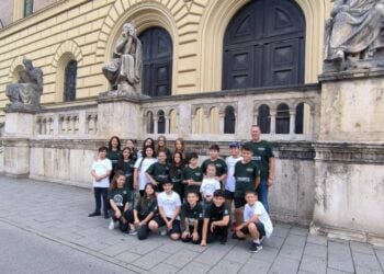 Οι μαθητές της 5ης τάξης, του 5ου Δημοτικού Σχολείου Μονάχου «Σωκράτης» ποζάρουν στο Μόναχο (φωτ.: doriforos.org)