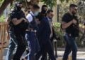 Πάνοπλοι αστυνομικοί οδηγούν στον εισαγγελέα τον 44χρονο που συνελήφθη για την εν ψυχρώ εκτέλεση του τοπογράφου στο Νέο Ψυχικό (φωτ.: EUROKINISSI / Γιάννης Παναγόπουλος)