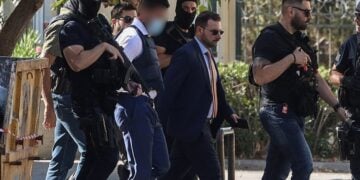 Πάνοπλοι αστυνομικοί οδηγούν στον εισαγγελέα τον 44χρονο που συνελήφθη για την εν ψυχρώ εκτέλεση του τοπογράφου στο Νέο Ψυχικό (φωτ.: EUROKINISSI / Γιάννης Παναγόπουλος)