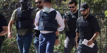 Αστυνομικοί οδηγούν στον εισαγγελέα τον 44χρονο που συνελήφθη για την εν ψυχρώ εκτέλεση του τοπογράφου στο Νέο Ψυχικό (φωτ.: EUROKINISSI / Γιάννης Παναγόπουλος)