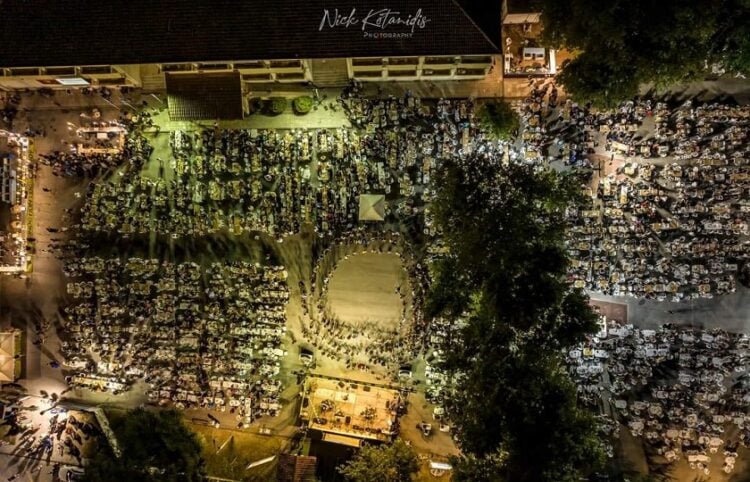 Ένα στιγμιότυπο από ψηλά, όπως φαινόταν ο προαύλιος χώρος του Γυμνασίου Κορινού (φωτ.: Facebook / Εύξεινος Πόντος Κορινού Πιερίας / Νίκος Κοτανίδης)