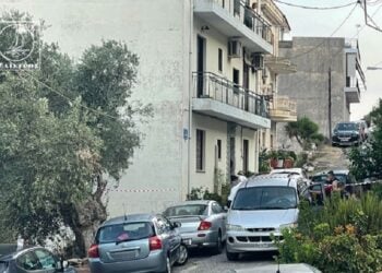Αστυνομικοί έχουν αποκλείσει το δρόμο της Αμφιλοχίας όπου δολοφονήθηκε η 37χρονη (φωτ.: e-maistros.gr)