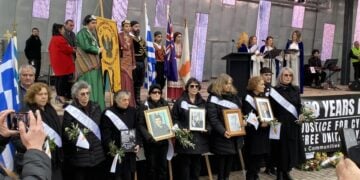 Κύπριες με φωτογραφίες αγνοούμενων και νεκρών συγγενών τους, και κορδέλες με περιοχές στα Κατεχόμενα (φωτ. facebook / Pammessinian Brotherhood of Melbourne - «Papaflessas»)