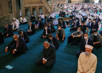 Ο Ερντογάν κατά την προσευχή της Παρασκευής, αμέσως μετά τη μετατροπή της Αγίας Σοφίας σε τζαμί, το 2020 (φωτ. αρχείου: EPA / Γραφείο Τύπου Τουρκικής Προεδρίας)