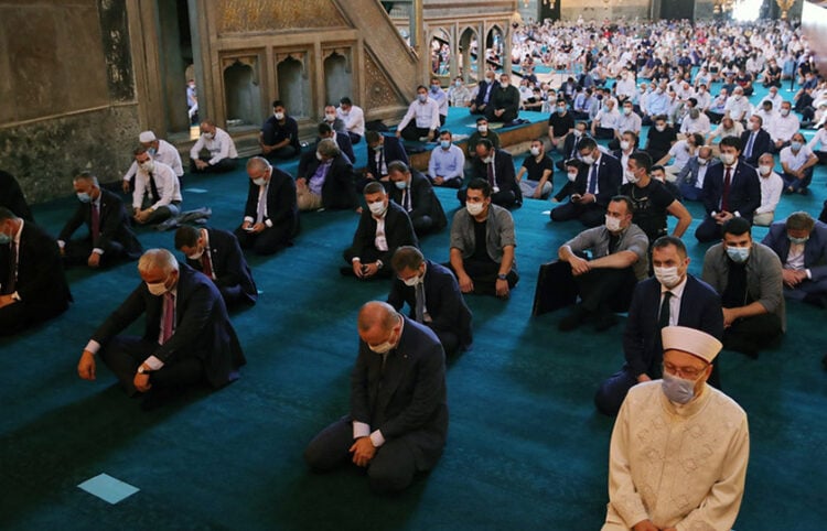 Ο Ερντογάν κατά την προσευχή της Παρασκευής, αμέσως μετά τη μετατροπή της Αγίας Σοφίας σε τζαμί, το 2020 (φωτ. αρχείου: EPA / Γραφείο Τύπου Τουρκικής Προεδρίας)