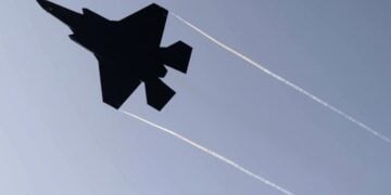 Ισραηλινό F-35 διακρίνεται στον ουρανό του Ισραήλ τον περασμένο Απρίλιο (φωτ.: EPA/Abir Sultan)