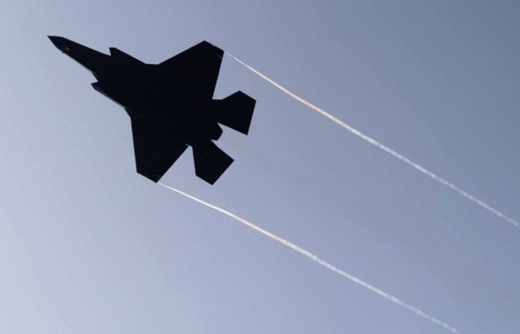 Ισραηλινό F-35 διακρίνεται στον ουρανό του Ισραήλ τον περασμένο Απρίλιο (φωτ.: EPA/Abir Sultan)