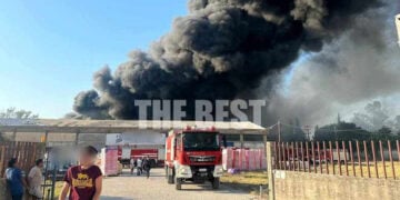 Πυκνός μαύρος καπνός υψώνεται από τον περιβάλλοντα χώρο του εργοστασίου στο Γομοστό Αχαΐας (φωτ.: thebest.gr)