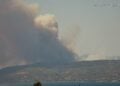 Ο καπνός από τη φωτιά που κινείται προς Αφράτι Εύβοιας, όπως φαίνεται από τον Ωρωπό (φωτ.: Facebook / Πυρκαγιά Ενημέρωση / Chris Vlachakisnew)