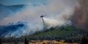 Πυροσβεστικό ελικόπτερο επιχειρεί κοντά στο Αφράτι, στην κεντρική Εύβοια (φωτ.: EUROKINISSI / eviathema.gr)