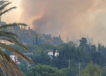 Πυκνός καπνός από τη φωτιά στο Γηροκομειό Πάτρας (φωτ.: thebest.gr)