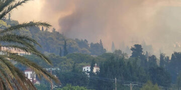 Πυκνός καπνός από τη φωτιά στο Γηροκομειό Πάτρας (φωτ.: thebest.gr)