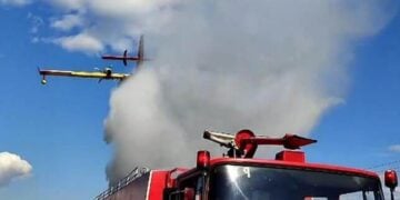 Πυροσβεστικό αεροσκάφος κάνει ρίψεις νερού στα Άνω Πορόια (φωτ.: YouTube)