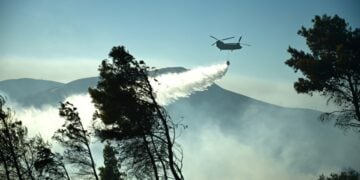 Ελικόπτερο κάνει ρίψεις νερού σε φλεγόμενη περιοχή (φωτ.: EUROKINISSI/Κώστας Τζούμας)