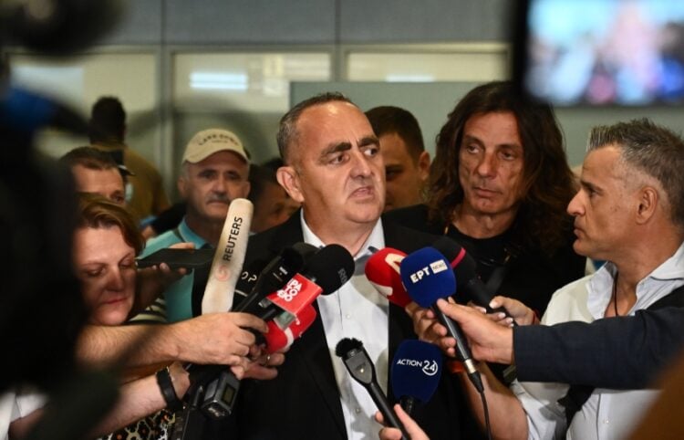 Ο Φρέντι Μπελέρης κάνει δηλώσεις στους δημοσιογράφους στο αεροδρόμιο «Ελ. Βενιζέλος» (φωτ.: EUROKINISSI/Κώστας Τζούμας)