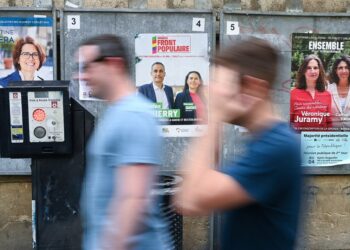 Αφίσες υποψηφίων στον δεύτερο γύρο των γαλλικών βουλευτικών εκλογών, στο Μπορντό (φωτ.: EPA / Caroline Blumberg)