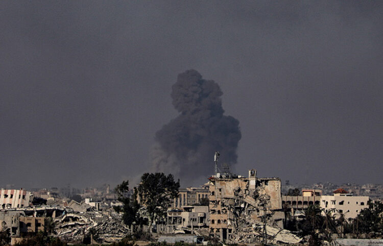 Καπνός πάνω από την Πόλη της Γάζας όπου συνεχίζονται οι επιχειρήσεις των Ισραηλινών (φωτ.: EPA / Mohammed Saber)