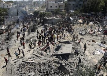 Παλαιστίνιοι επιθεωρούν τα συντρίμμια μετά από ισραηλινή επιδρομή κοντά σε προσφυγικό καταυλισμό στη Χαν Γιουνίς (φωτ.: EPA / Haitham Imad)