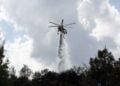 Ελικόπτερο κάνει ρίψεις νερού στα Γλυκά Νερά (φωτ.: EUROKINISSI/Σωτήρης Δημητρόπουλος)