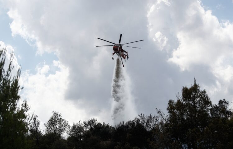 Ελικόπτερο κάνει ρίψεις νερού στα Γλυκά Νερά (φωτ.: EUROKINISSI/Σωτήρης Δημητρόπουλος)