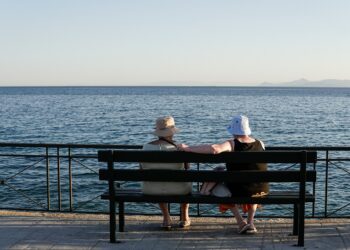 Ηλικιωμένες στην παραλία του Αλίμου (φωτ.: EUROKINISSI / Γιώργος Κονταρίνης)