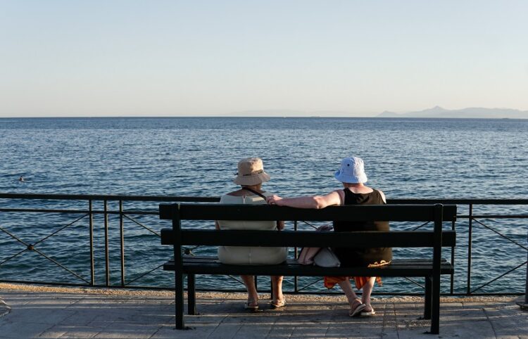 Ηλικιωμένες στην παραλία του Αλίμου (φωτ.: EUROKINISSI / Γιώργος Κονταρίνης)
