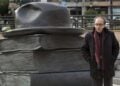 Ο Ισμαήλ Κανταρέ μπροστά στο άγαλμα «Τα βιβλία που μας συνδέουν» στο Οβιέδο της Ισπανίας (φωτ. EPA/Alberto Morante)