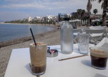 Πρωινός καφές στην παραλία του Φλοίσβου (φωτ.: EUROKINISSI/Γιάννης Παναγόπουλος)