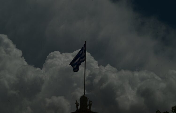Μαύρα σύννεφα σκέπαζαν το πρωί τον ουρανό της Αθήνας (φωτ.: EUROKINISSI/Τατιάνα Μπόλαρη)