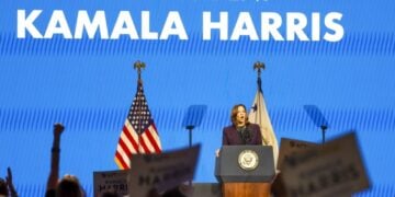 Η Αμερικανίδα αντιπρόεδρος Κάμαλα Χάρις σε συνέδριο της Αμερικανικής Ομοσπονδίας Δασκάλων στο Χιούστον, λίγες ημέρες μετά την απόσυρση του Τζο Μπάιντεν από την κούρσα της προεδρίας (φωτ.: EPA/Leslie Plaza Johnson)