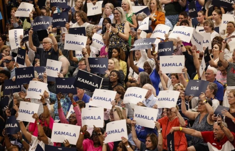 Υποστηρικτές της Κάμαλα Χάρις κρατούν πανό με το όνομά της στη διάρκεια εκδήλωσης στο Γουισκόνσιν (φωτ.: EPA/Jeffrey Phelps)