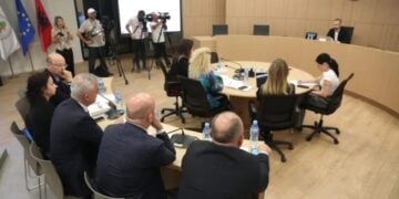 Στιγμιότυπο από τη συνεδρίαση της Κεντρικής Εκλογικής Επιτροπής (φωτ.: himara.gr)