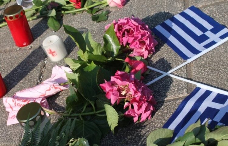 Κεριά, λουλούδια και ελληνικές σημαίες στο σημείο όπου ξυλοκοπήθηκε μέχρι θανάτου ο νεαρός ομογενής Φίλιππος Τσάνης (φωτ.: welt.de/Florian Sädler)