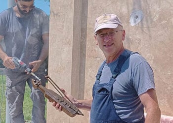 Ο Γιώργος Κικώτης κρατά τη λύρα που θα μπει στο μνημείο που έφτιαξε για το Μακροχώρι Ημαθίας (φωτ.: Facebook / Γιωργος Κικώτης Γλύπτης)
