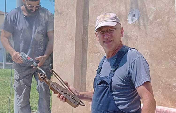 Ο Γιώργος Κικώτης κρατά τη λύρα που θα μπει στο μνημείο που έφτιαξε για το Μακροχώρι Ημαθίας (φωτ.: Facebook / Γιωργος Κικώτης Γλύπτης)