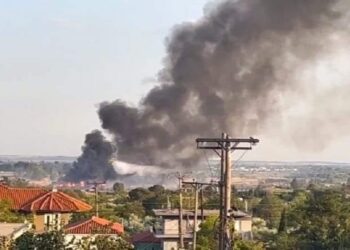 Πυκνός καπνός από τη φωτιά κοντά στο εργοστάσιο ανακύκλωσης στα Κιμμέρια (φωτ.: Facebook / Giannis Komninos)