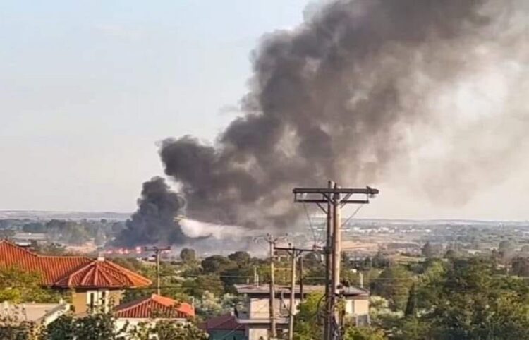 Πυκνός καπνός από τη φωτιά κοντά στο εργοστάσιο ανακύκλωσης στα Κιμμέρια (φωτ.: Facebook / Giannis Komninos)