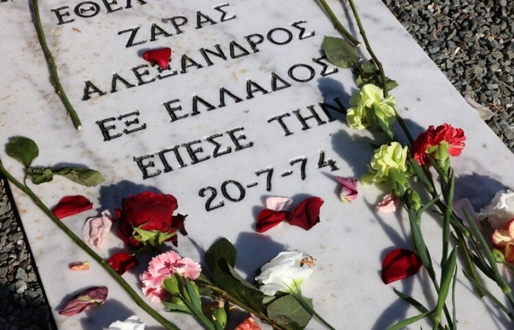 Στιγμιότυπο από την επιμνημόσυνη δέηση που τελέστηκε στο στρατιωτικό κοιμητήριο στον Τύμβο Μακεδονίτισσας, στη Λευκωσία, Σάββατο 20 Ιουλίου 2024 (φωτ.: ΑΠΕ-ΜΠΕ / Κάτια Χριστοδούλου)