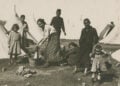 Μια οικογένεια προσφύγων στο νησί της Μακρονήσου. Αρχειακές συλλογές του Πανεπιστημίου Drextel, American Women’s Hospital records, 1922-1923 (παραχώρηση: Εθνικό Ιστορικό Μουσείο)