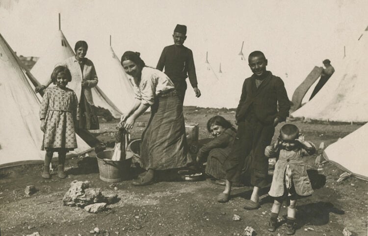 Μια οικογένεια προσφύγων στο νησί της Μακρονήσου. Αρχειακές συλλογές του Πανεπιστημίου Drextel, American Women’s Hospital records, 1922-1923 (παραχώρηση: Εθνικό Ιστορικό Μουσείο)