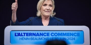 Η Μαρίν Λεπέν του «Εθνικού Συναγερμού» μιλά σε υποστηρικτές της μετά τη νίκη του κόμματος στον πρώτο γύρο των εθνικών εκλογών στη Γαλλία (φωτ.: ΕΡΑ/Γραφείο Τύπου «Εθνικού Συναγερμού»)