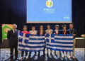 Οι Έλληνες μαθητές με τα μετάλλιά τους και την ελληνική σημαία (φωτ.: ΑΠΕ-ΜΠΕ)