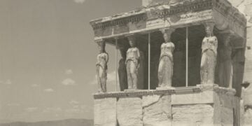 Οι Καρυάτιδες στο Ερέχθειο της Ακρόπολης μέσα από το φακό της Nelly's (πηγή: Δημοτική Πινακοθήκη Χανίων)