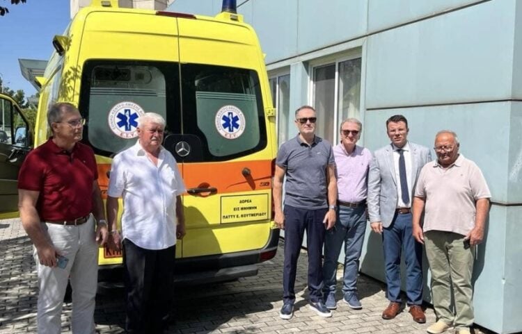 Ο πρώην βουλευτής Στάθης Κουτμερίδης (κέντρο) με στελέχη του νοσοκομείου Σερρών (φωτ.: facebook/ Tsalikakis G. Dimitrios)